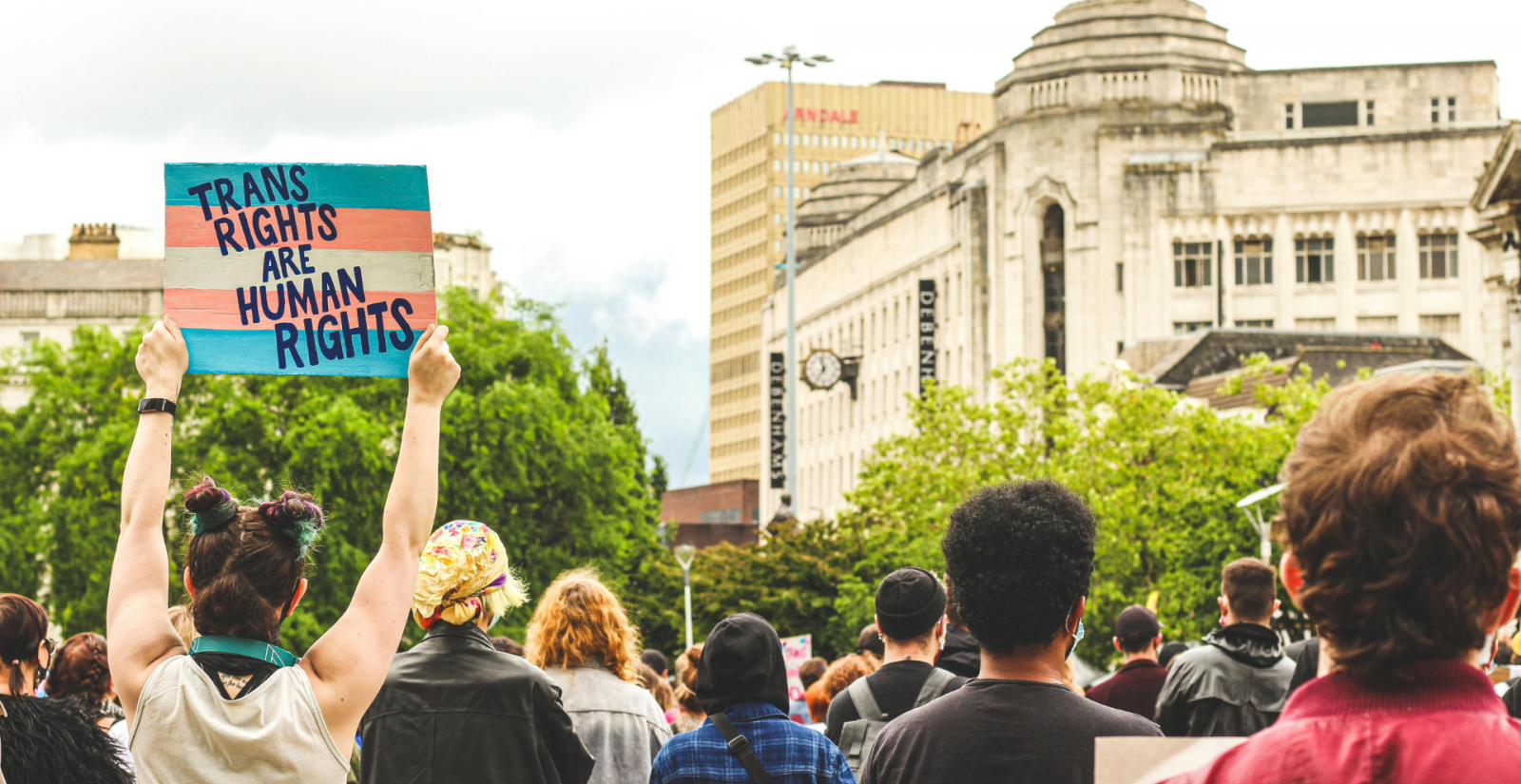 Hombres, más religiosos y más agresivos: el perfil con mayor tendencia a la transfobia