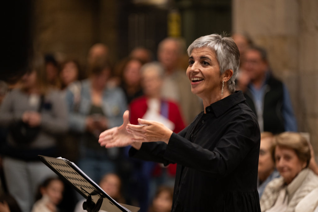 Núria Giménez, dirección de l'Orfeón URV. Fotografía de la Coral Shalom de Lleida.